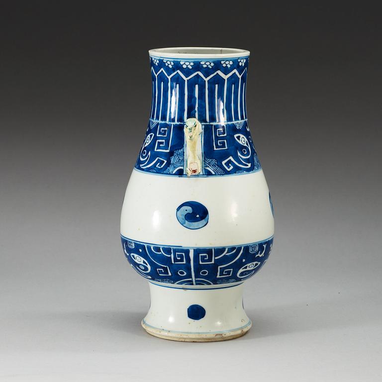 A blue and white vase, Qing dynasty, Kangxi (1662-1722).