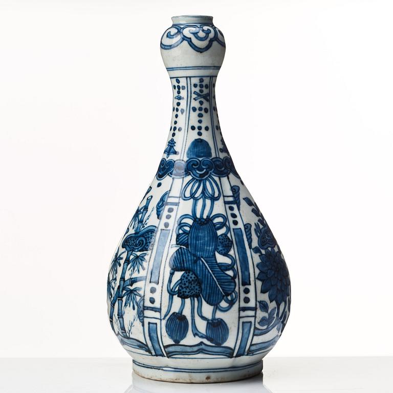 A blue and white bottle flask, Ming dynasty, Wanli (1572-1622).