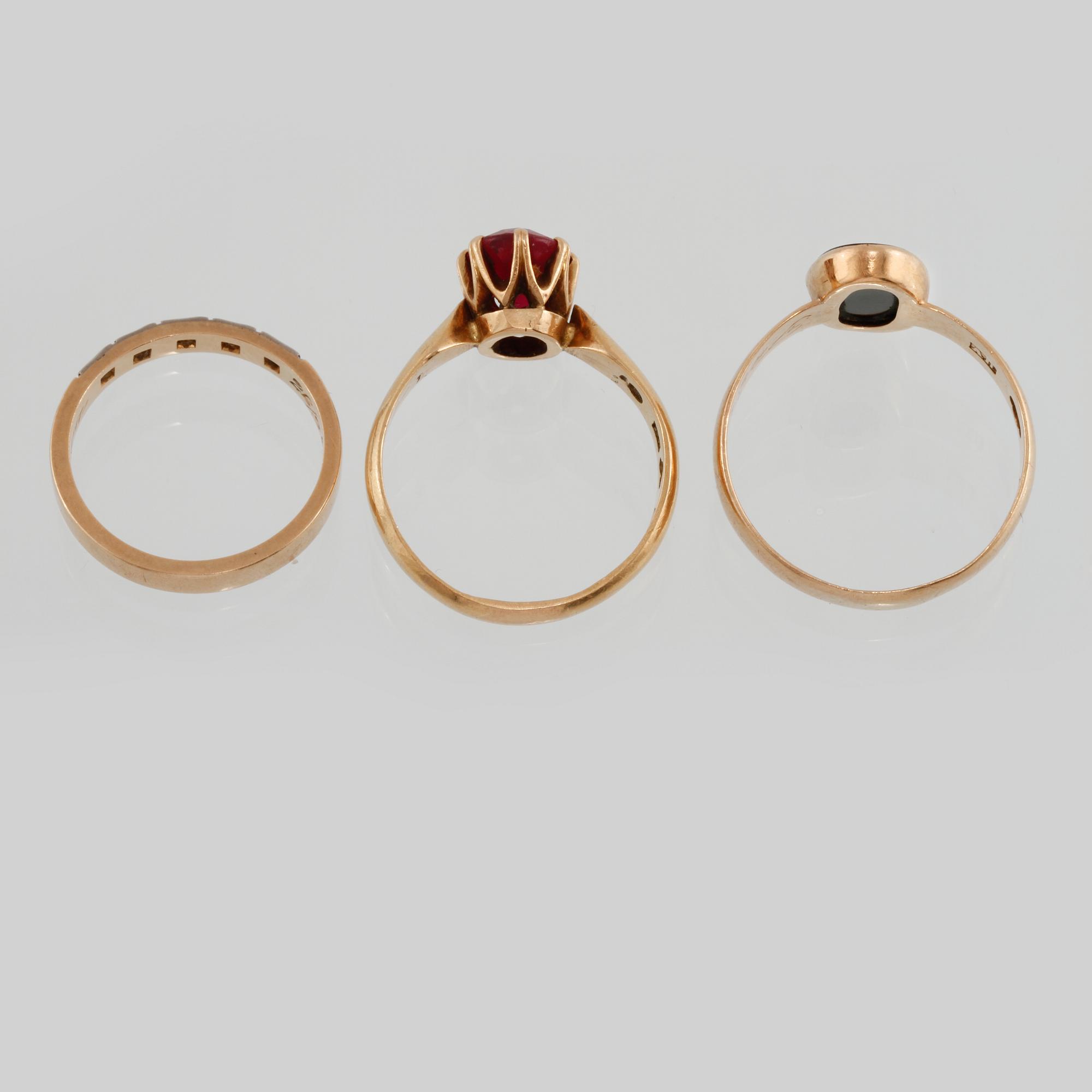 RINGAR, 3 st, 18K guld med syntetisk rubin, onyx respektive åttkantslipade diamanter. Vikt 9,7 gram.