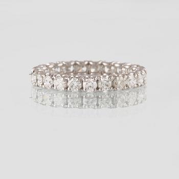 RING, 18K guld med briljantslipade diamanter ca 1.93 ct. Vikt 2,8 gram.