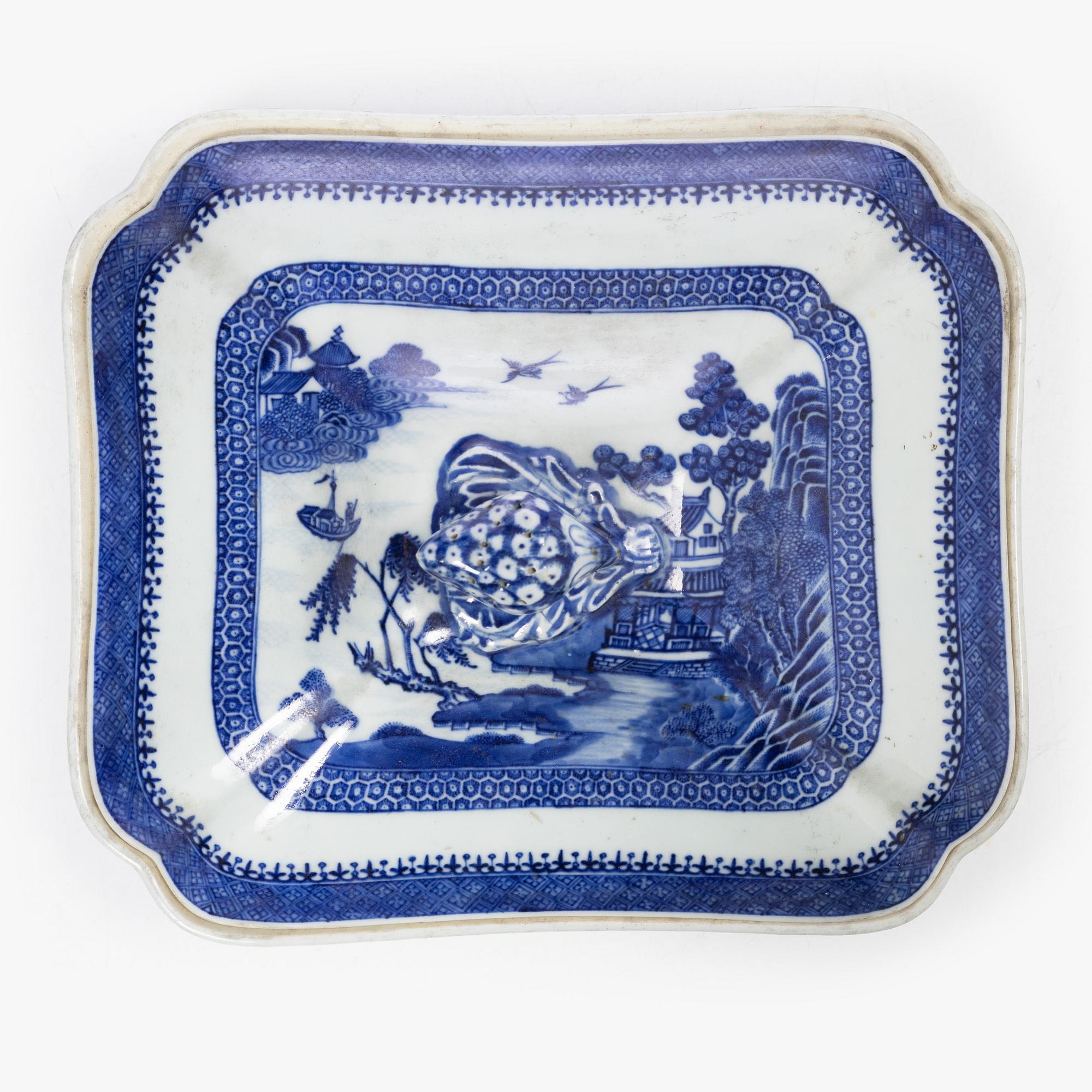 A Chinese blue and white porcelain tureen with cover and a serving dish, Qing dynasty, Qianlong and Jiaqing.