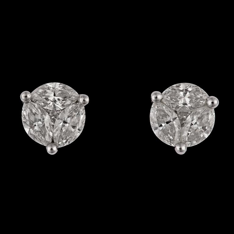 A pair of navette- and brilliant cut diamond earrings, tot. 2.02 cts.