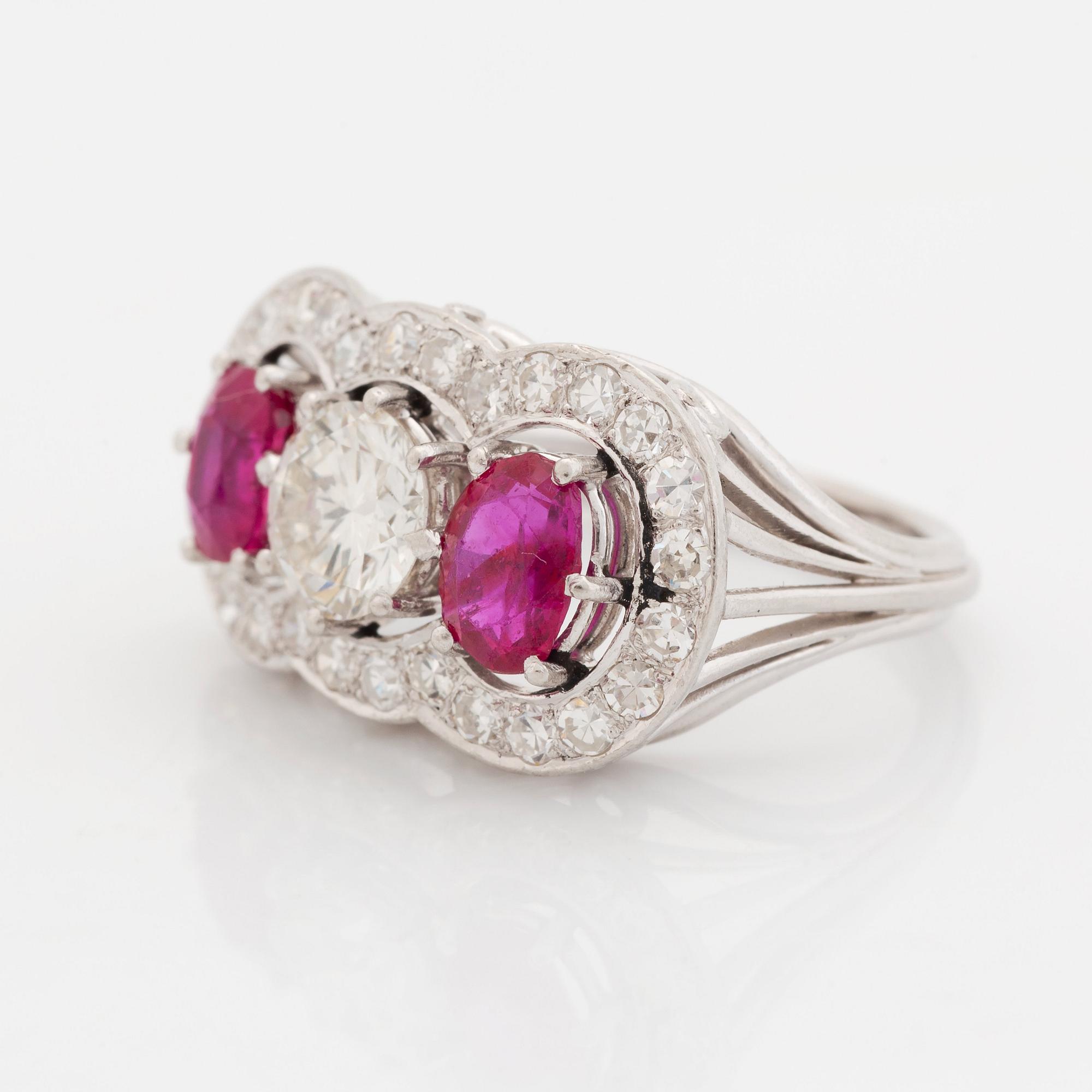 Ring 18K vitguld med fasettslipade rubiner och en rund briljantslipade diamant.