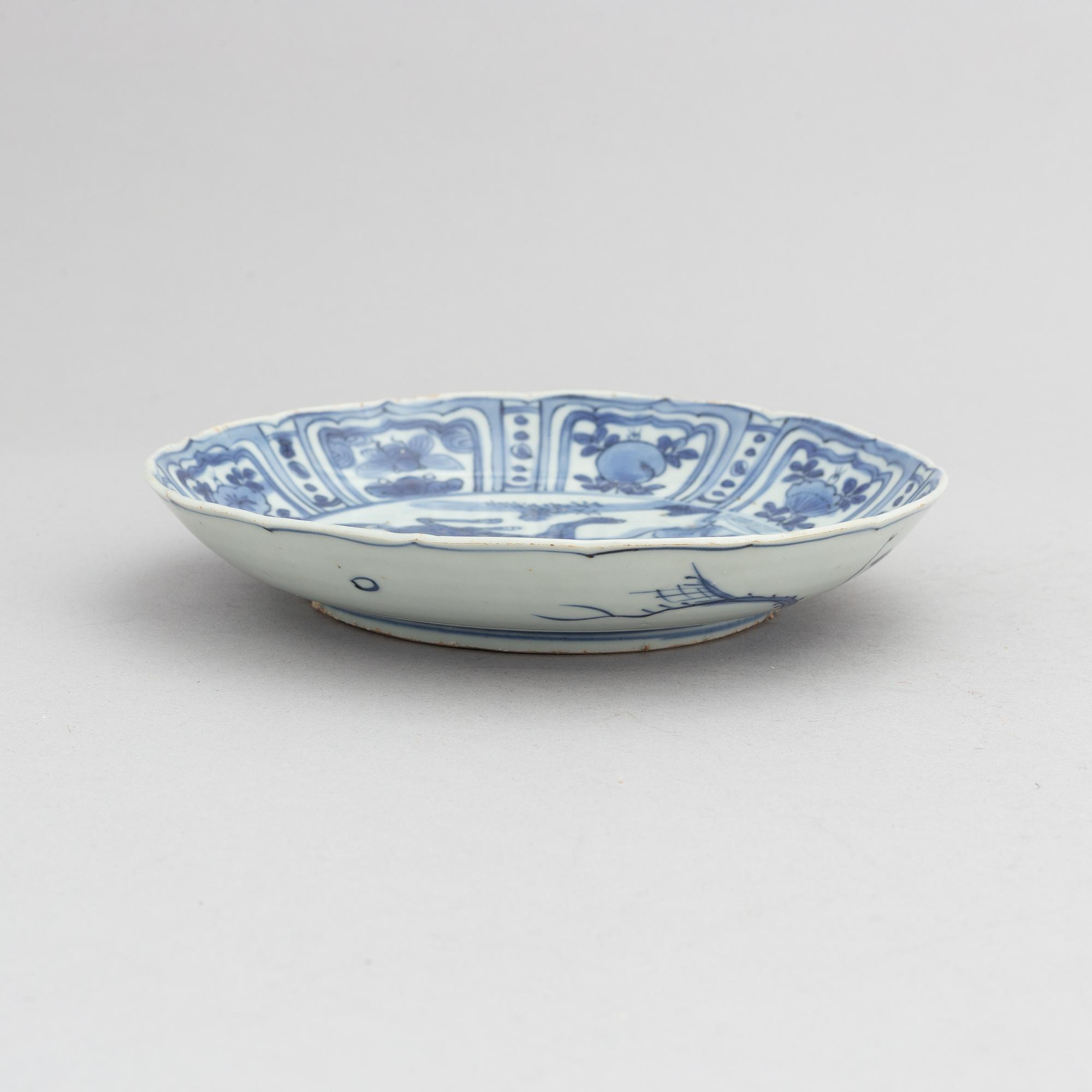 A Chinese blue and white porcelain dish, Ming dynasty, Wanli (1572-1620).
