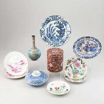 Ten Chinese porcelain objects and 1 cloisonne vase, Qing dynasty, and 20th century.