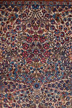 A CARPET, semi-antique, Kerman, ca 362,5 x 265 cm.