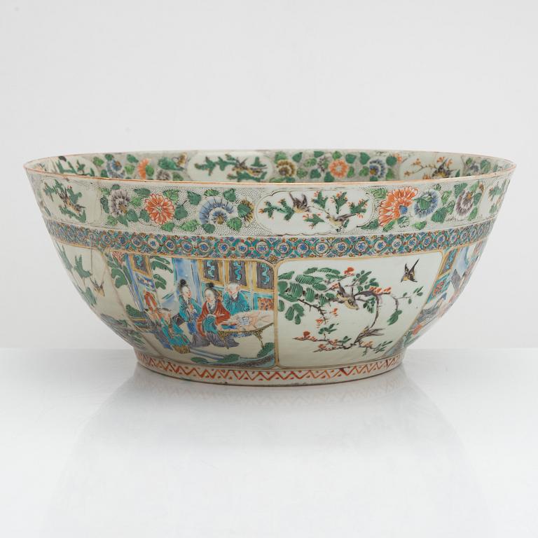 A large Chinese bowl, 19th century.