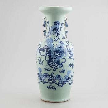 A porcelain vase, China, Qing dynasty, late 19th century.