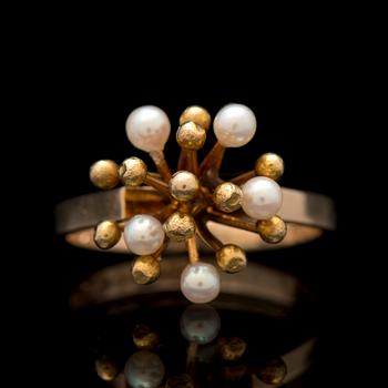 A RING, cultured pearls, 14K gold. Westerback 1972.