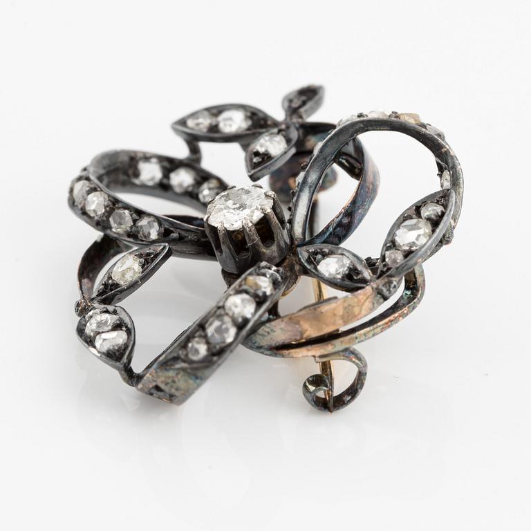 Brooch in the shape of a flower with old-cut and rose-cut diamonds.