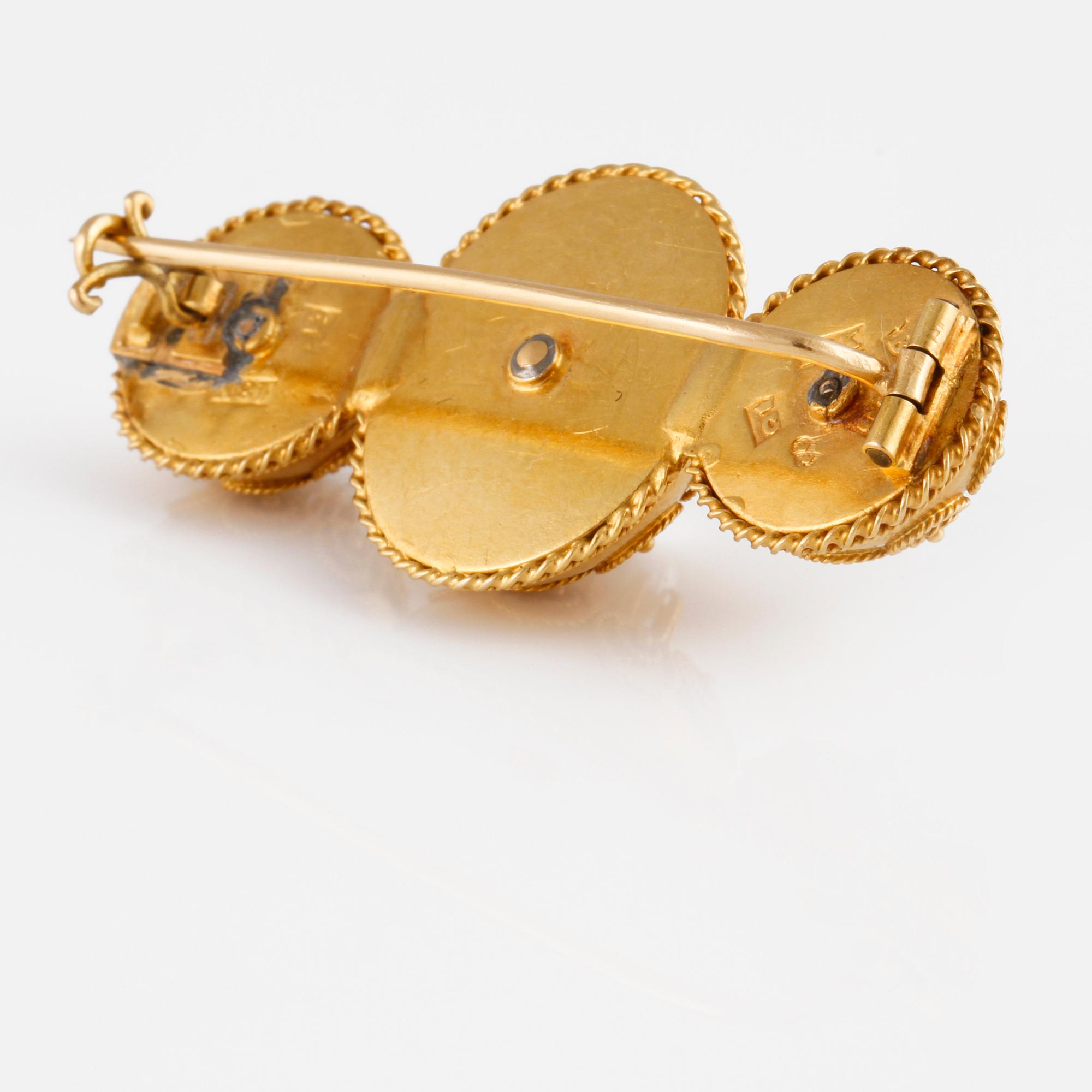 BROSCH, 18K guld samt 3 pärlor, BE, Kristianstad, 1885. Vikt 6,9 gram.