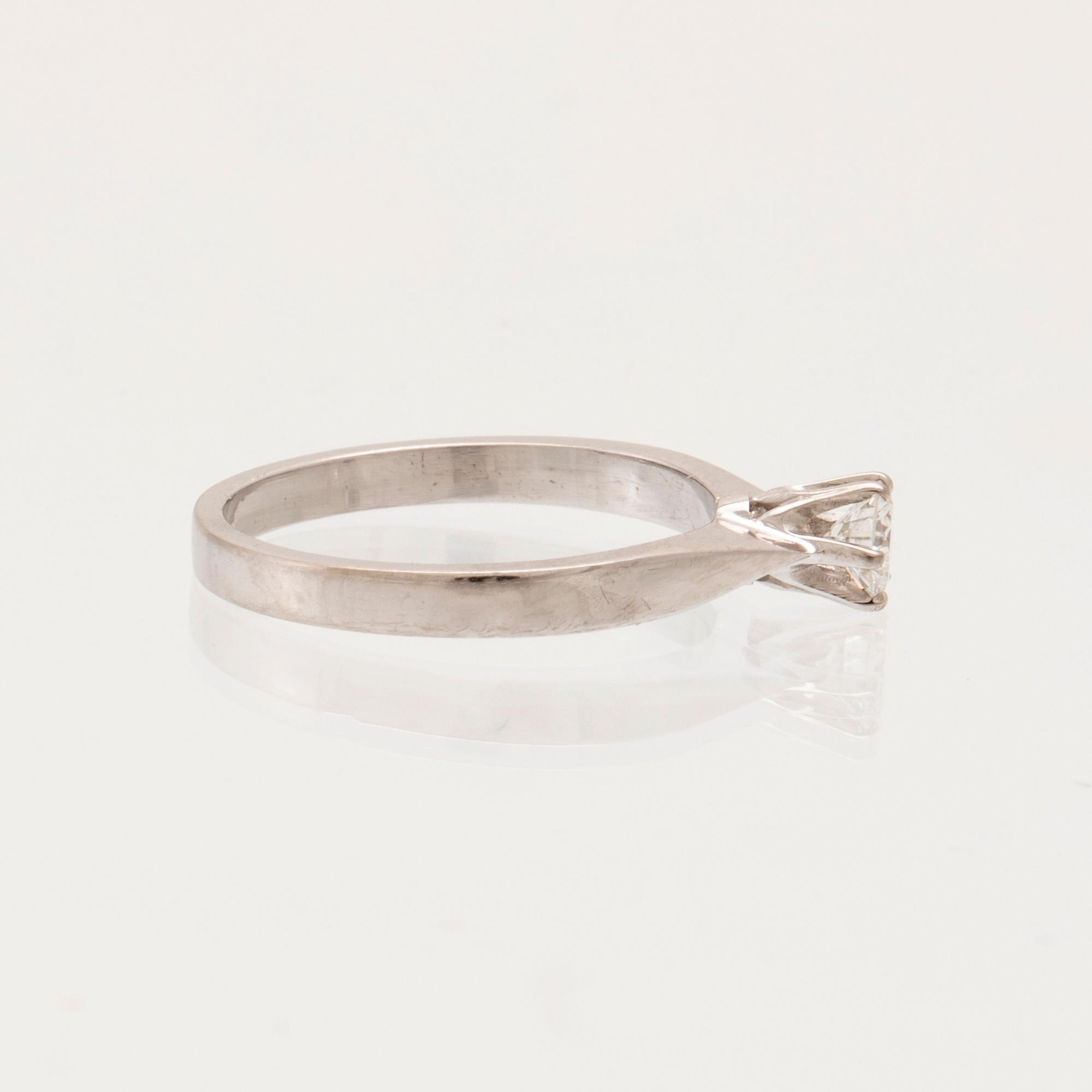 Ring 18K vitguld med en rund briljantlipad diamant, Sjögren & Komstadius Malmö 1963.