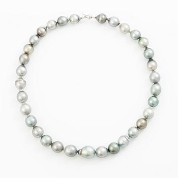 Necklace with cultured baroque Tahitian pearls.