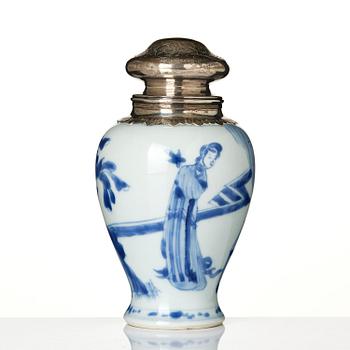 A blue and white tea caddy with silver mount, Qing dynasty, Kangxi (1662-1722).
