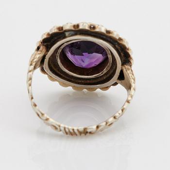 Garnityr bestående av en collier, ett par örhängen och en ring.