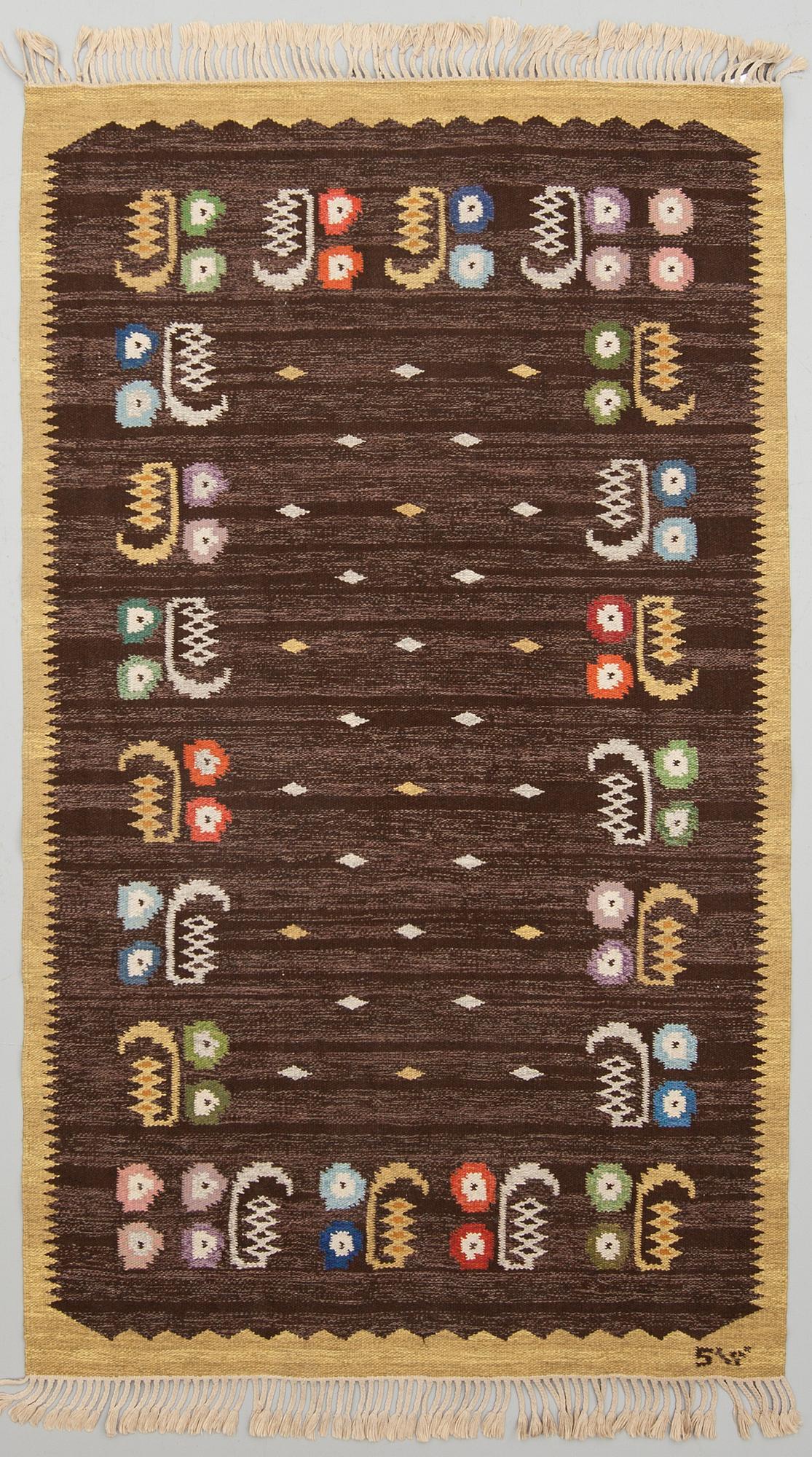 MATTA, rölakan signerad SW (Sofia Widén), omkring 1900-talets mitt, ca 238 x 166 cm.