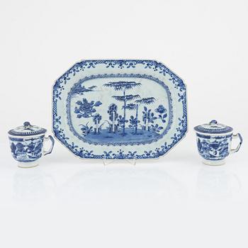 A blue and white serving dish and a pair of blur and white cups with saucers, China, around 1800.