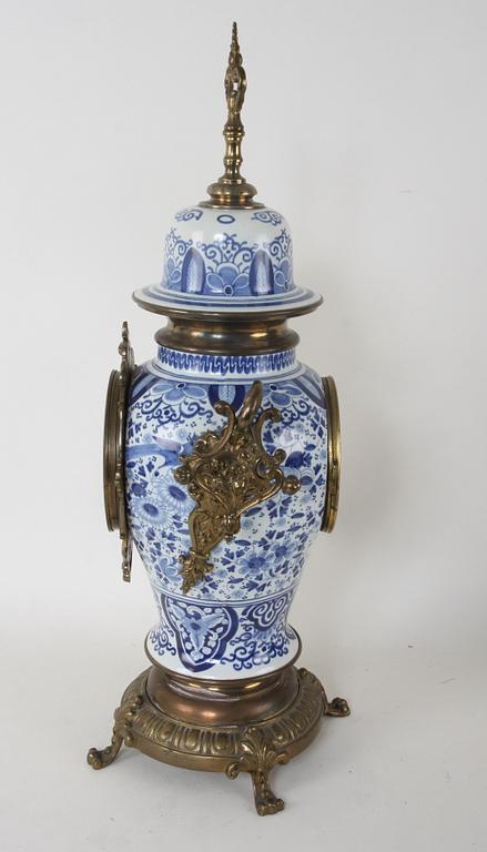 BORDSPENDYL, 1900-talets mitt, troligen Holland.