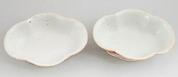 SKÅLAR PÅ FOT, 2 st, porslin, Kina, sannolikt sekelskiftet 1900.