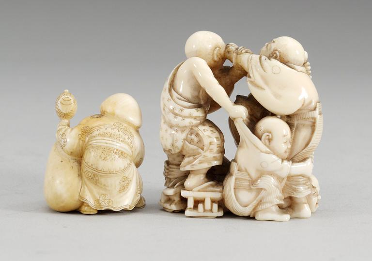 OKIMONO samt NETSUKE, elfenben. Meiji, Japan.