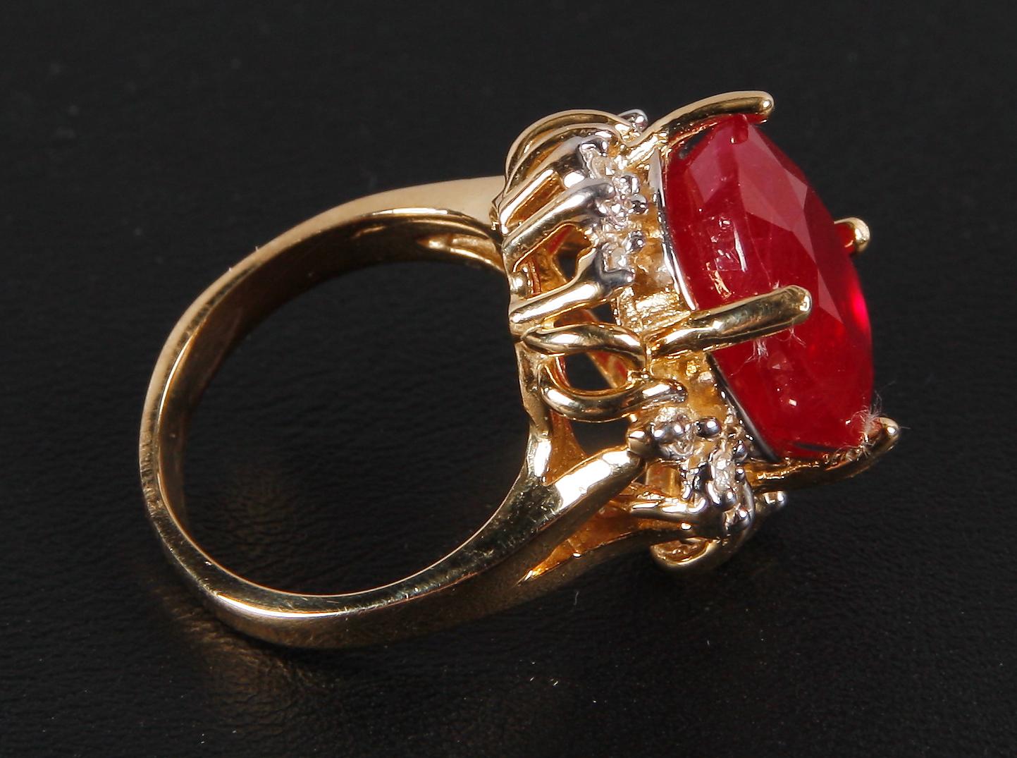 RING, rubin 10,05ct, 12 diamanter sammanlagt 0,12ct samt 14k guld enl intyg.