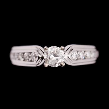 RING, 14 k vitguld, med briljantslipade diamanter tot ca 1.17 ct. Total vikt ca 5,63 gram.
