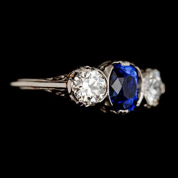 RING, 18 k vitguld, 2 briljanter tot ca 1,0 ct samt safir, 1900-talets mitt.