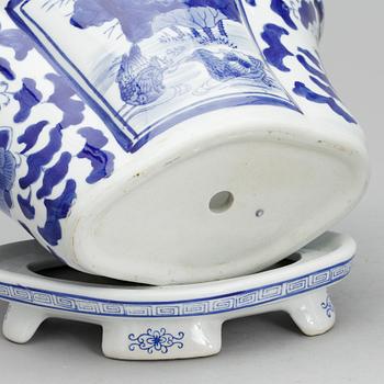 YTTERFODER, ett par, porslin, Kina 1900-tal.