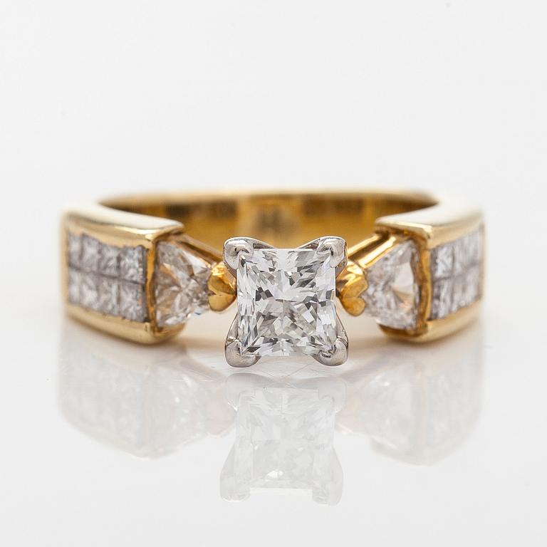 Sormus, 18K kultaa jossa princess- sekä kolmionmuotoon hiottuja timantteja.