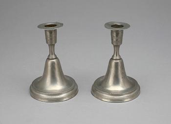 LJUSSTAKAR, ett par, tenn, Gustaf Fredric Wigholm, Eskilstuna, 1804-1849.