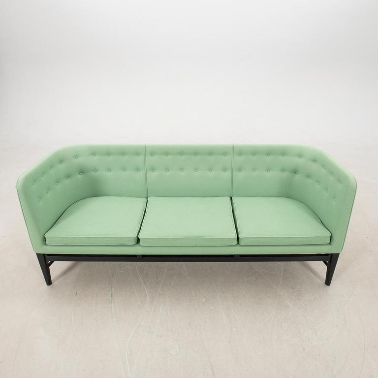 Arne Jacobsen & Fleming Lassen, sofa, "Mayor AJ5" &Tradition Denmark 21st century.