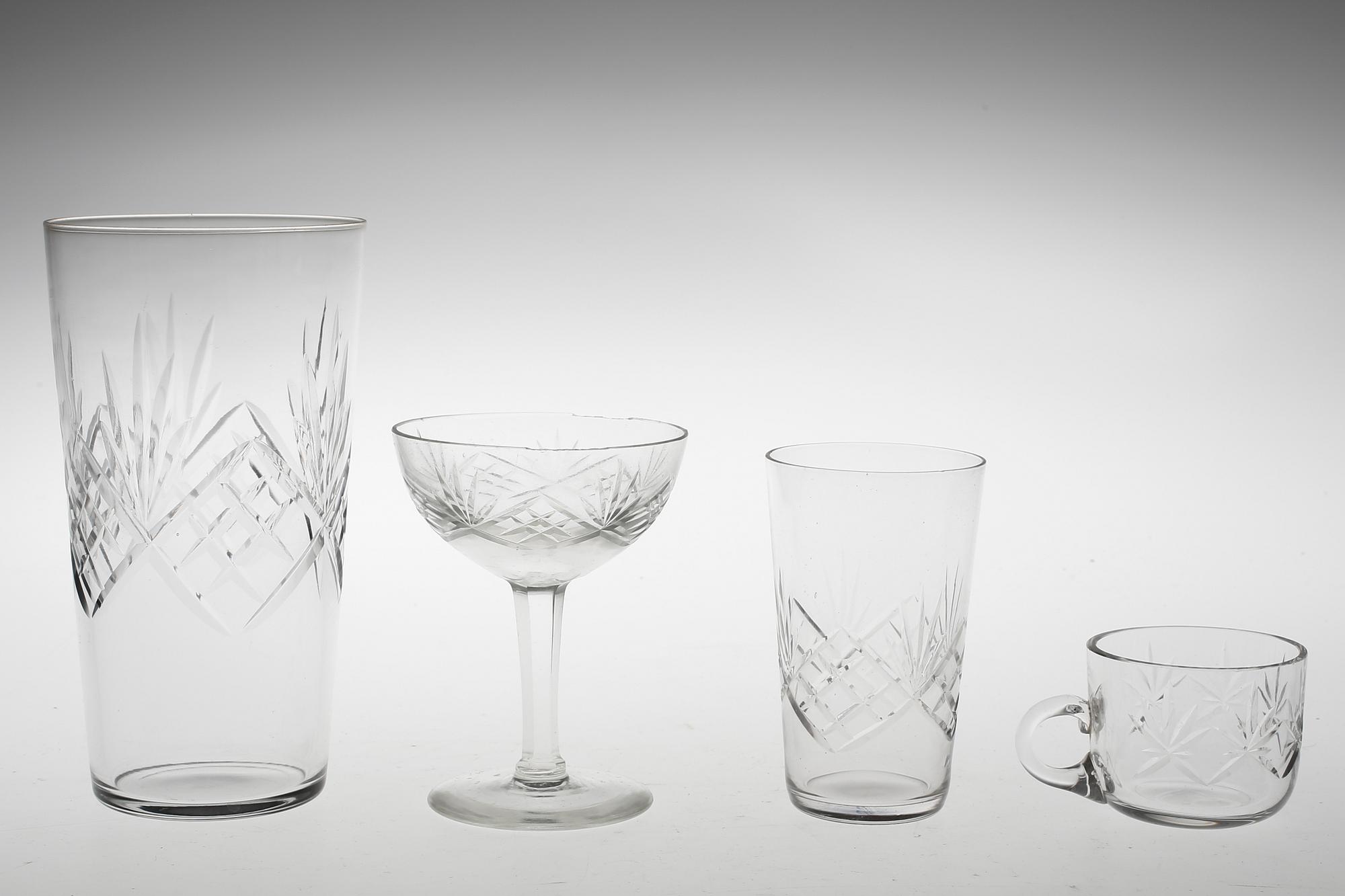 GLASSERVIS, 66 delar, "Helgamodell", 1900-talets första hälft.