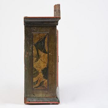 Hängskåp, allmoge, av Jöns Månsson, Forsa, Hälsingland, märkt JSS 1792.