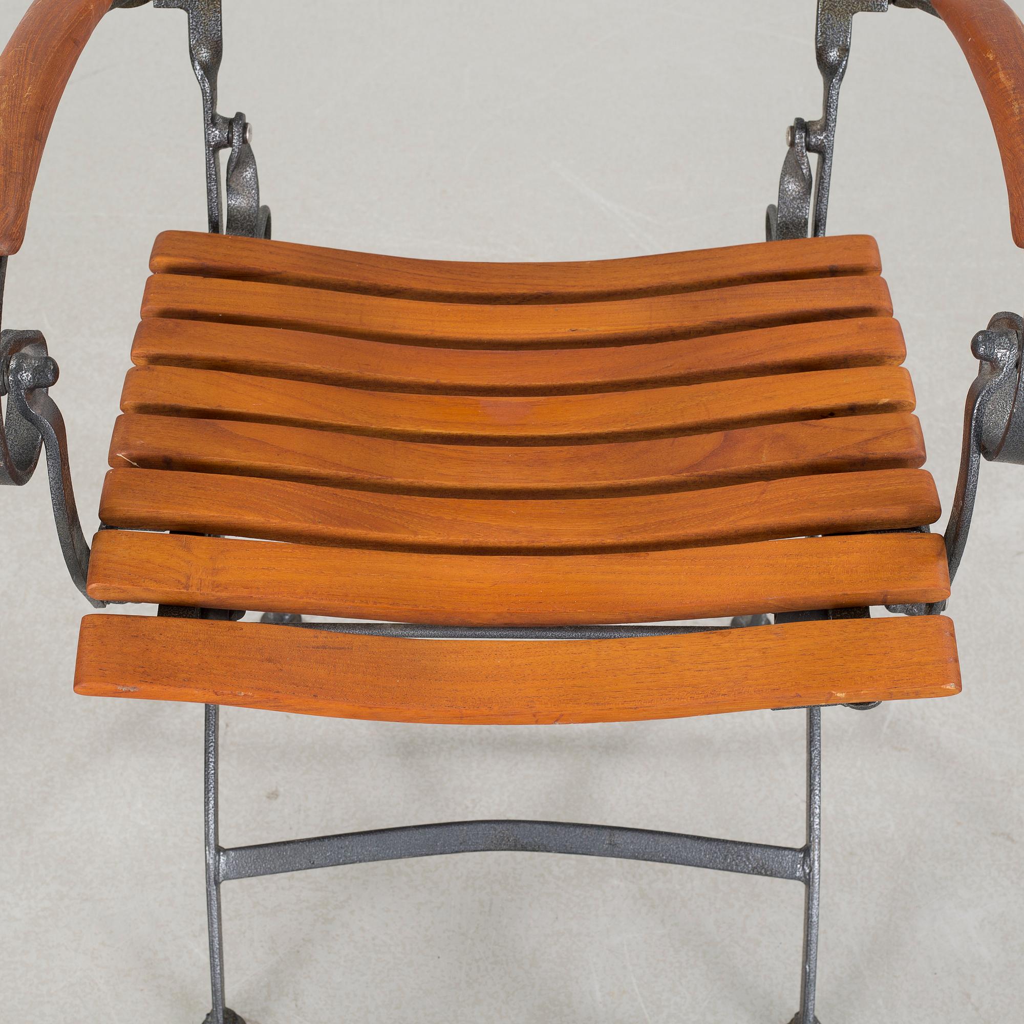 A garden table and four garden chairs from Covent Garden, 21th century.