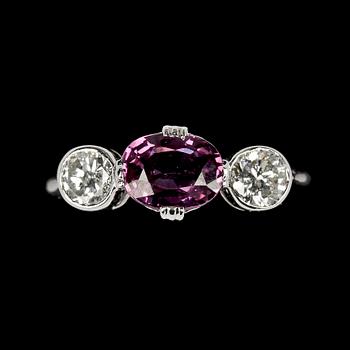 1127. RING, rubin, 1.02 ct med briljantslipade diamanter, 0.48 ct.