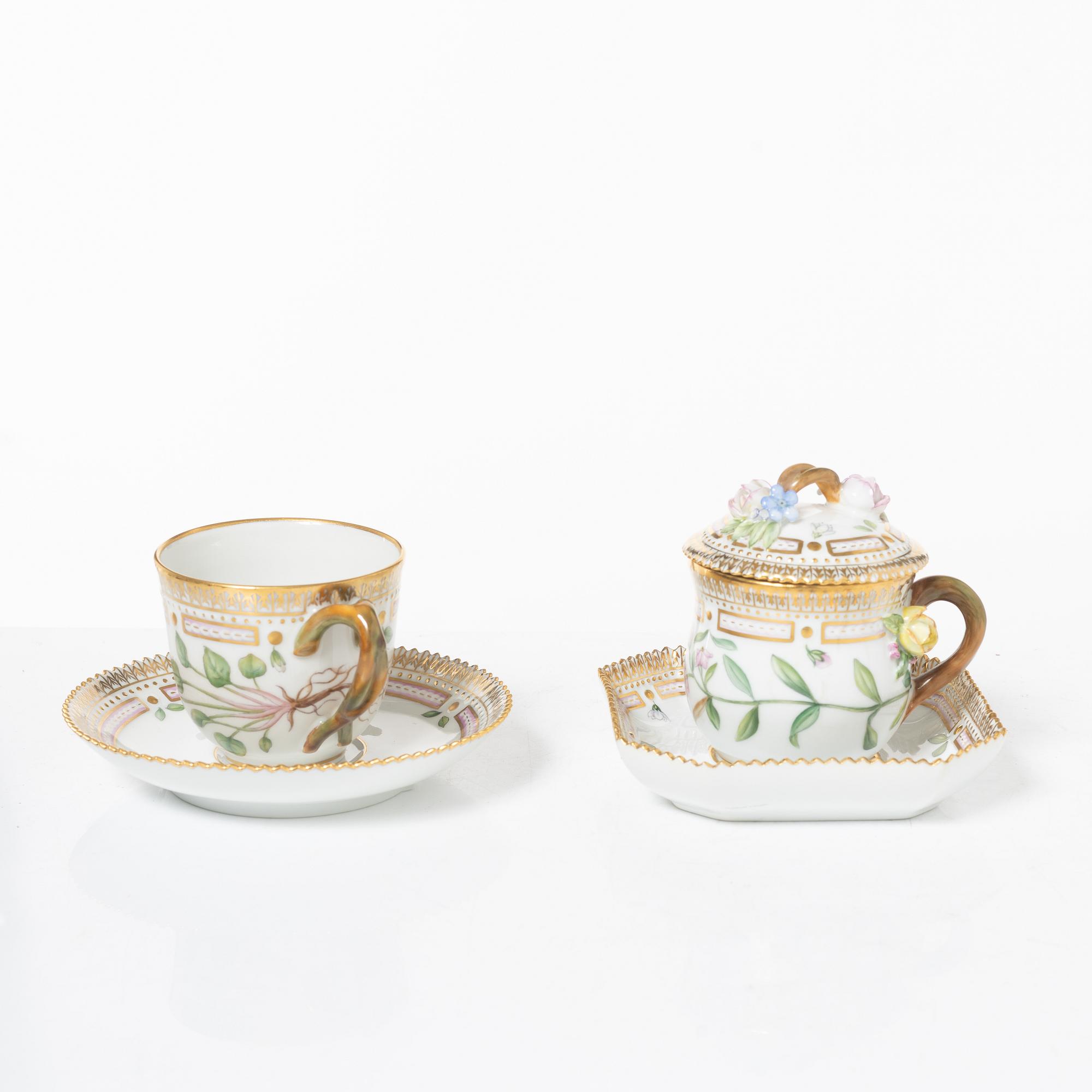 Royal Copenhagen, cream jug with lid and saucer, as well as coffee cup with saucer, porcelain, Flora Danica, Denmark.