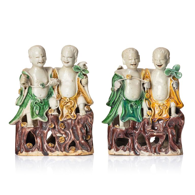 A pair of sancai glazed laughing boys, Qing dynasty, Kangxi (1662-1722).