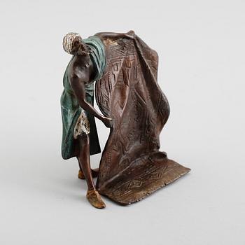 FIGUR, wienerbrons, signerad Berg, omkring år 1900.
