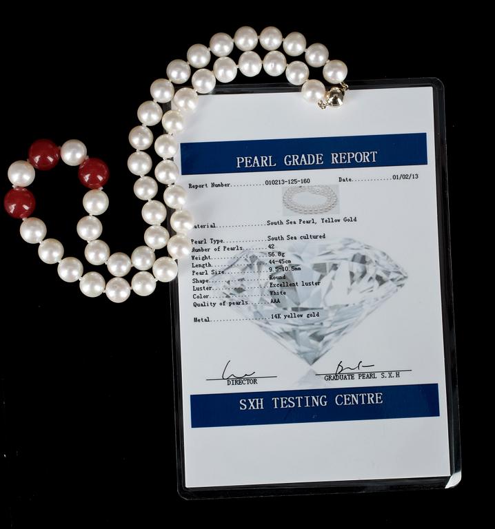 COLLIER, odlade South sea-pärlor och färgad calcedon, lås av 14k guld.