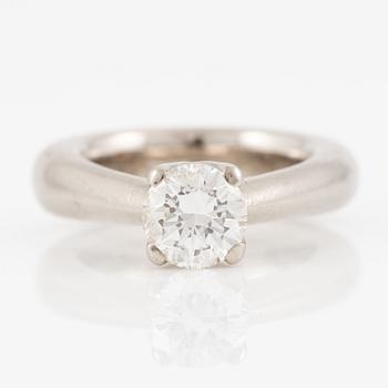 Ring, enstensring 18K vitguld med briljantslipad diamant 1.17 ct. Medföljande HRD certifikat.