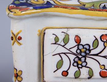 MINIATYRER, 3 st, fajans, 1900-talets första hälft.