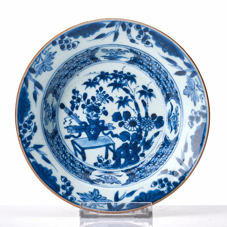 Vas, tallrik och assiette, porslin. Qingdynastin, 1700-tal.