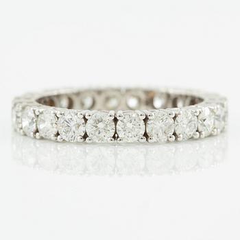 Ring full eternity 18K gold with round brilliant-cut diamonds.