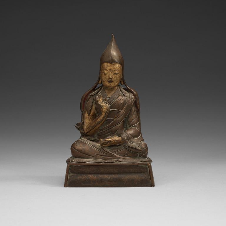 LAMA, patinerad brons. Troligen föreställande den sjunde Dalai Lama, Lobzang Kalzang Gyatso, Sinotibetansk, 17/1800-tal.