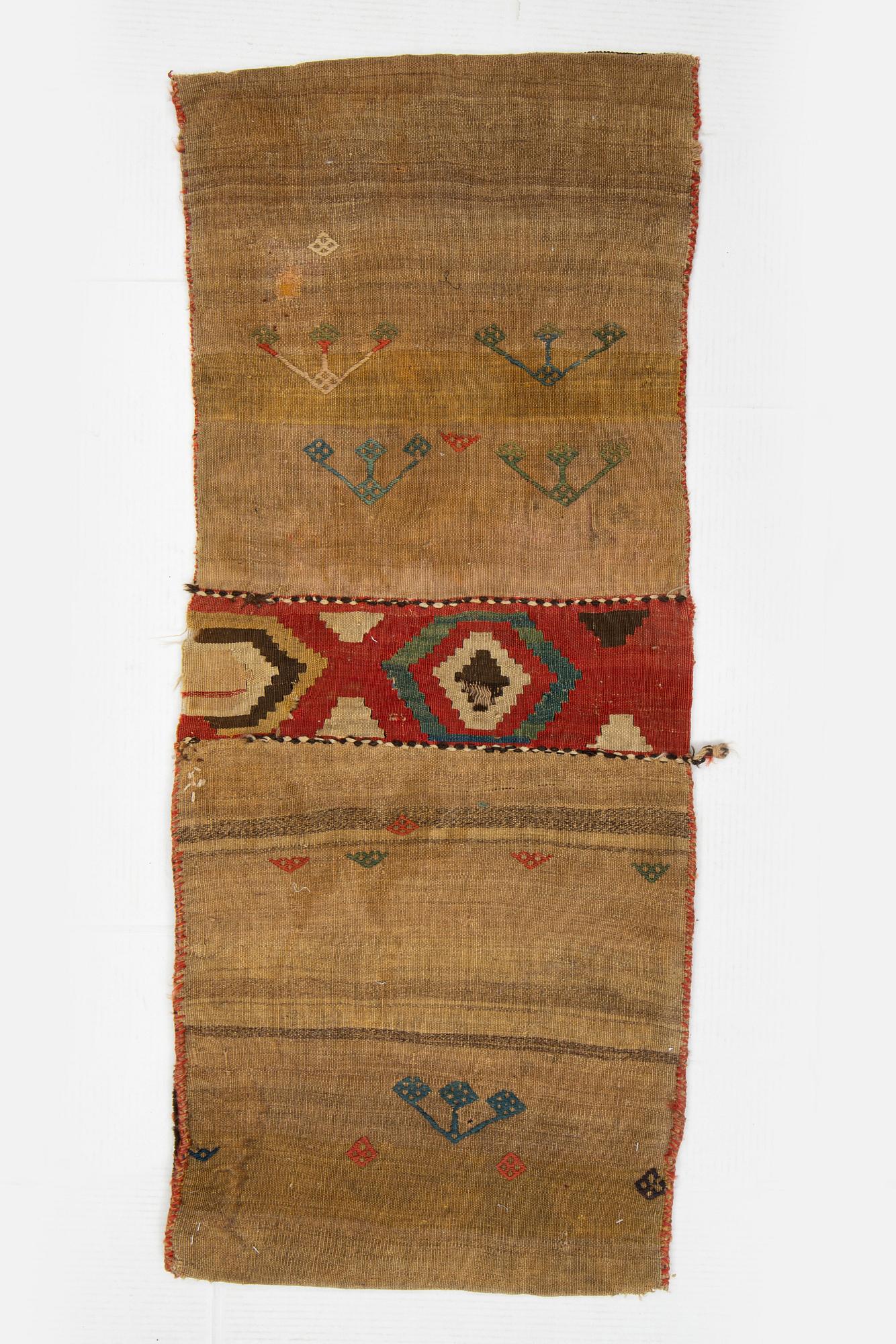 Sadeltäcke, antikt orientaliskt, 135 x 55 cm.