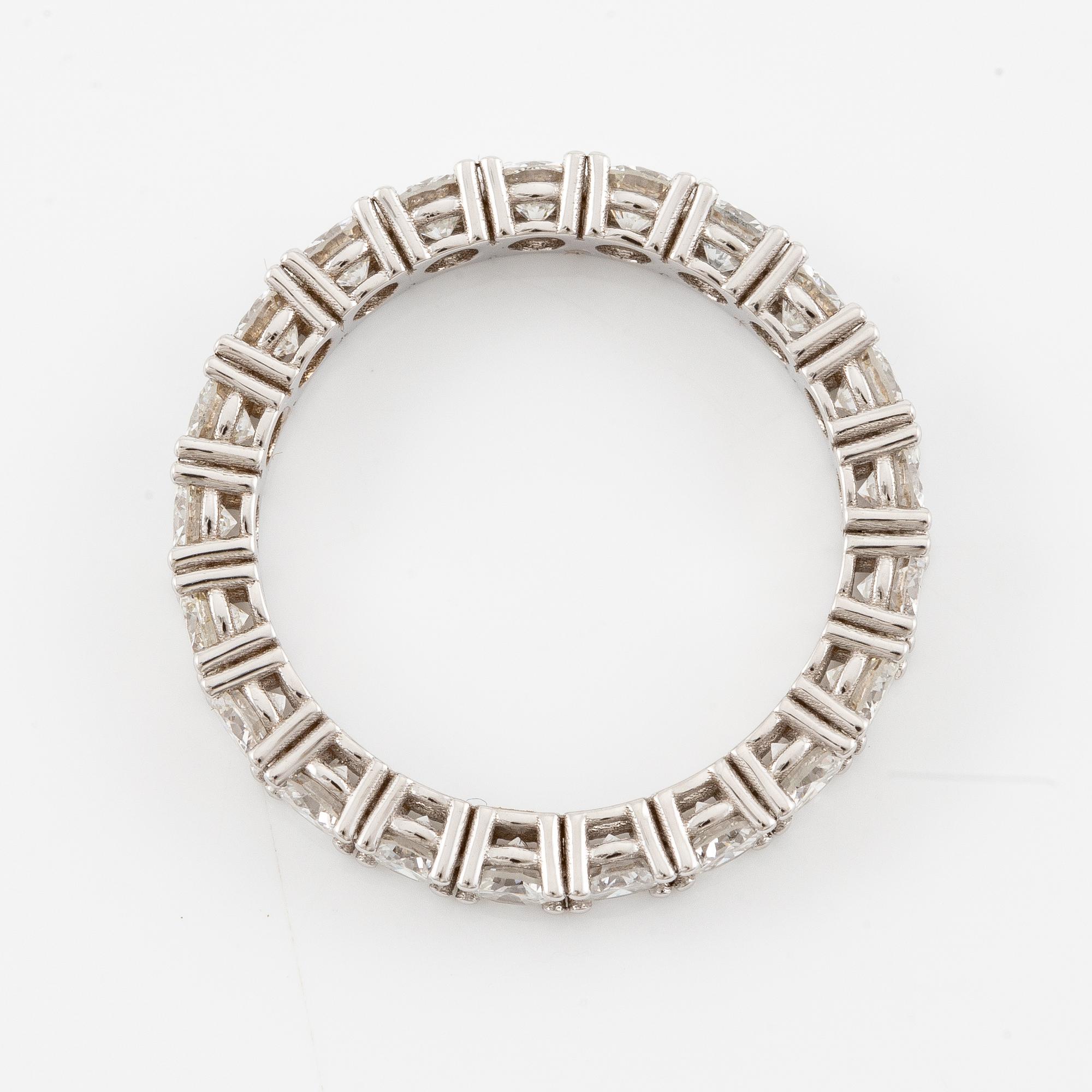 Ring, full eternity band, 18K white gold set with brilliant-cut diamonds.