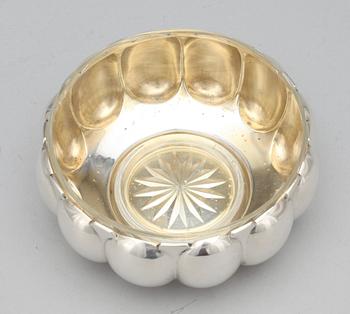 SKÅL MED GLASINSATS, silver, P. Hertz, Köpenhamn 1910. Vikt exkl insats ca 170 gram.