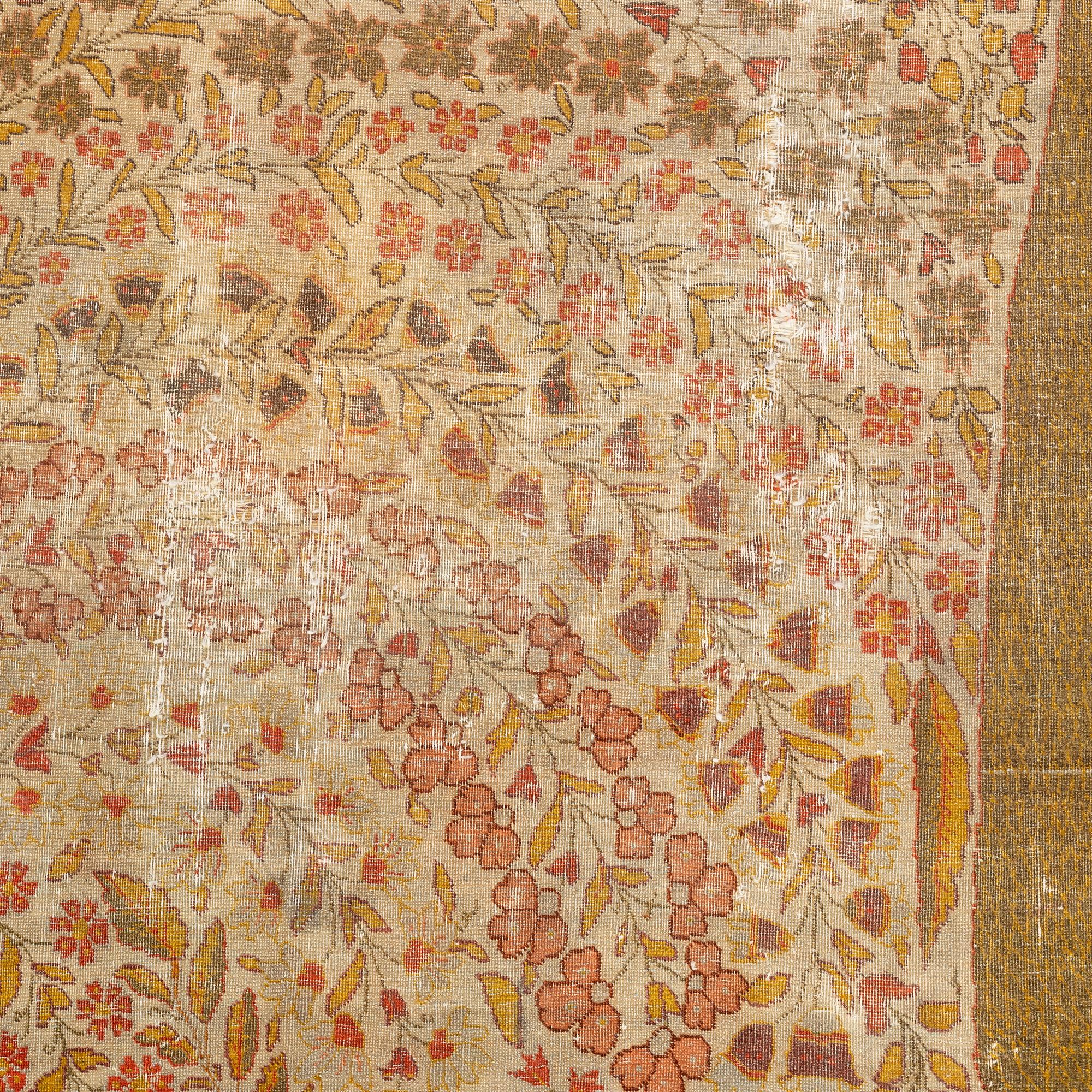 An antique Tabriz carpet, ca 404 x 276 cm.
