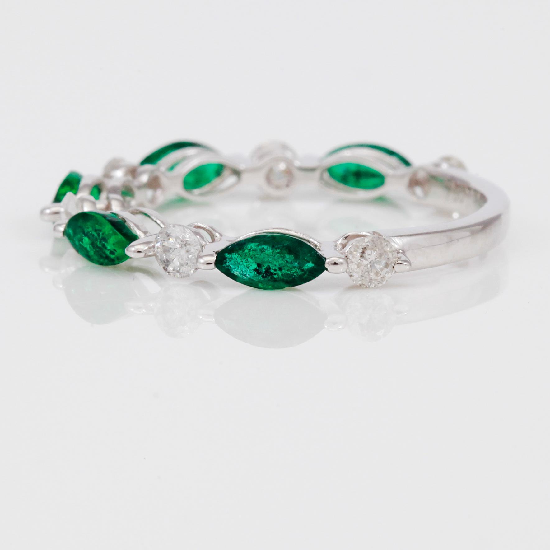 RING, smaragder totalt ca 0,70 ct, diamanter totalt ca 0,30 ct.