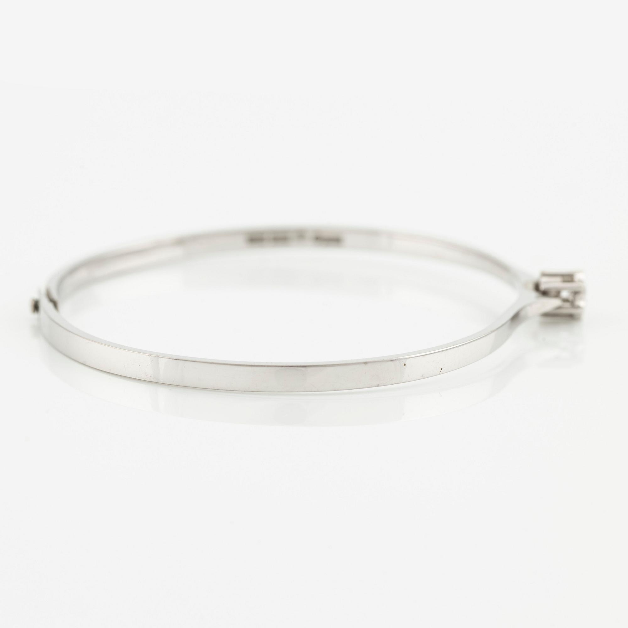 Armring 18K vitguld med en rund briljantslipad diamant.